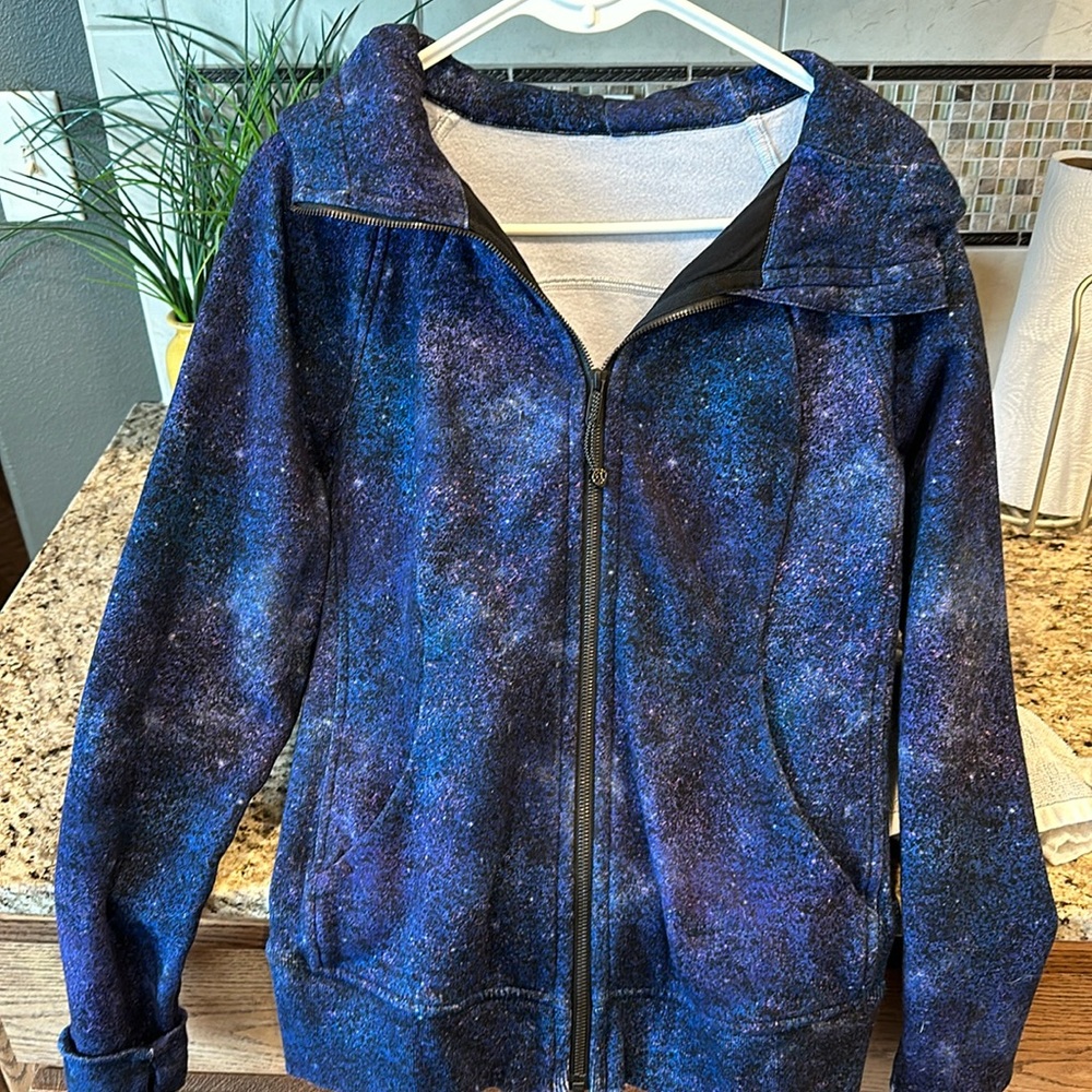 Size 8 lululemon scuba sweatshirt, excellent condition, sorry no tags